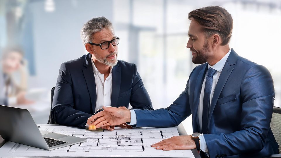 Zwei Planer besprechen Zeichnungen
