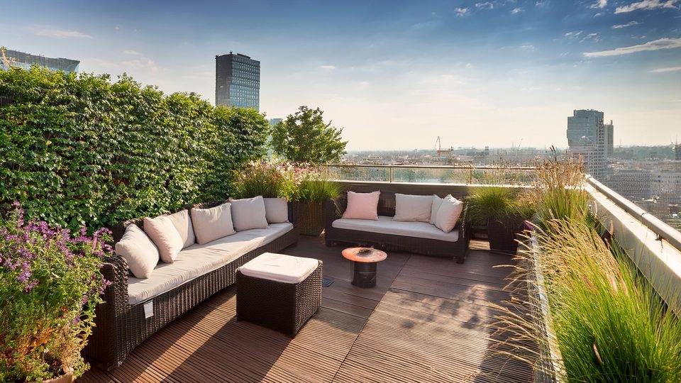 Begrünte Dachterrasse mit Sitzbereich