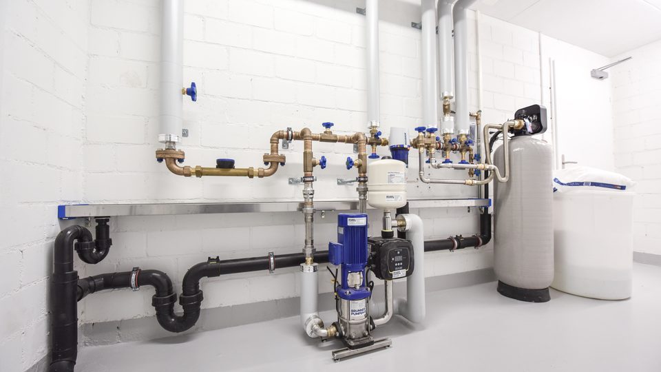 Enthärtungsanlage im Technikraum