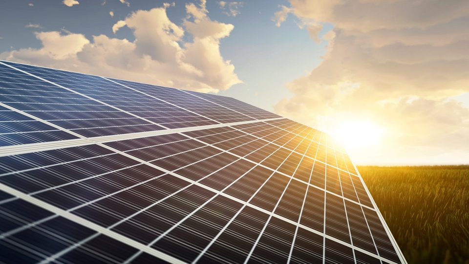 Monteur auf dem Dach an der Solaranlage