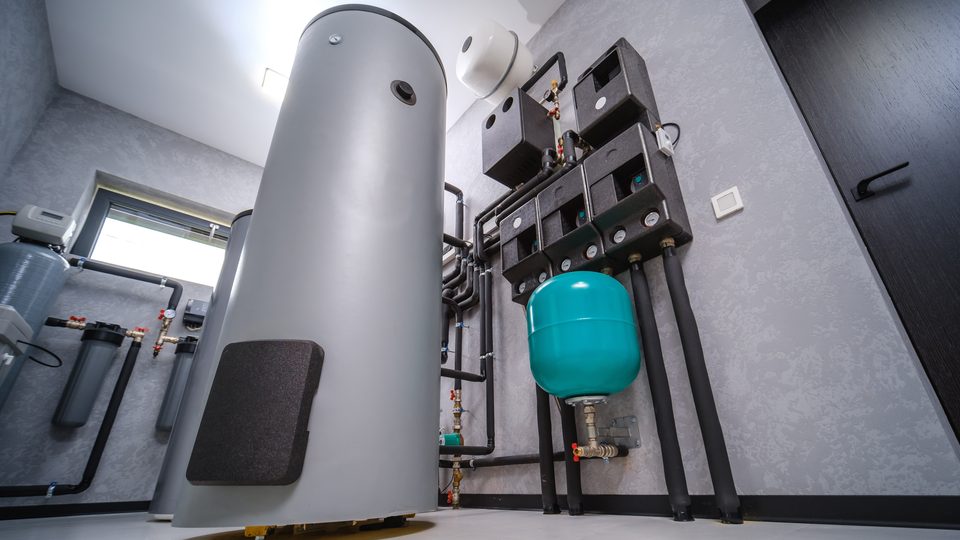Trinkwasserspeicher mit Anschlüssen im Technikraum