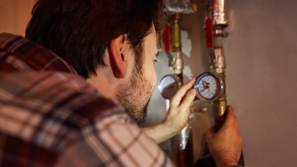 Wärmepumpe an der Außenwand eines Wohnhauses