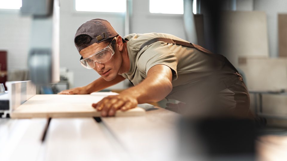 Handwerker bei der Arbeit auf der Baustelle