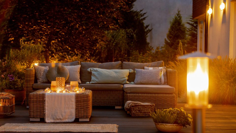 Beleuchtete Terrasse am Abend