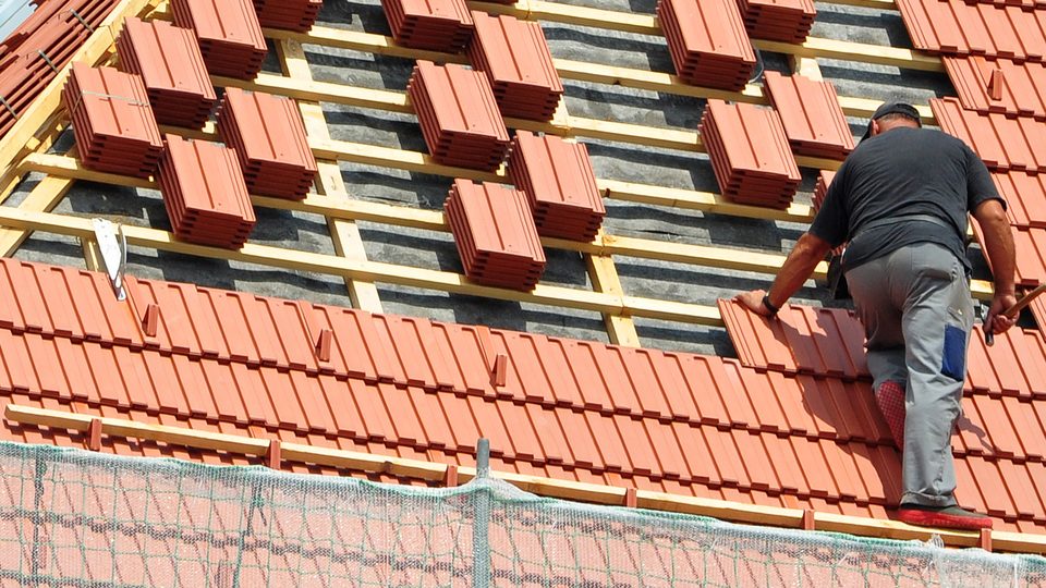 Neu eingedecktes Dach mit Spenglerarbeiten