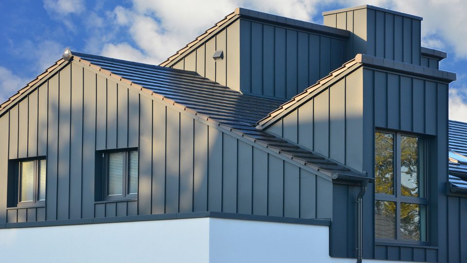 Fertige Fassade mit Blechverkleidung