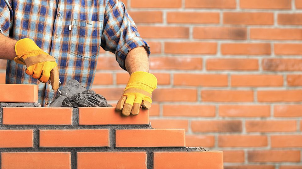 Maurer setzt eine Ziegelwand