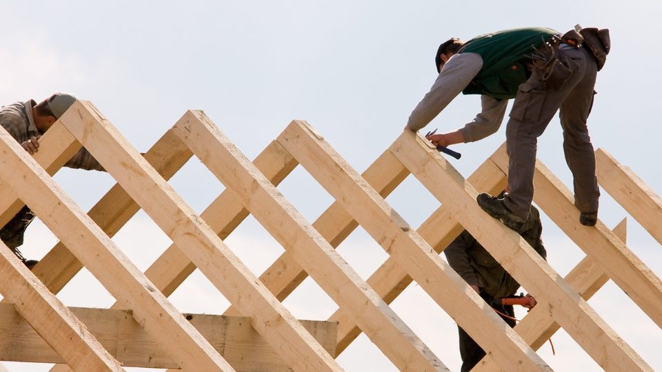 Zimmerer auf dem Dachstuhl