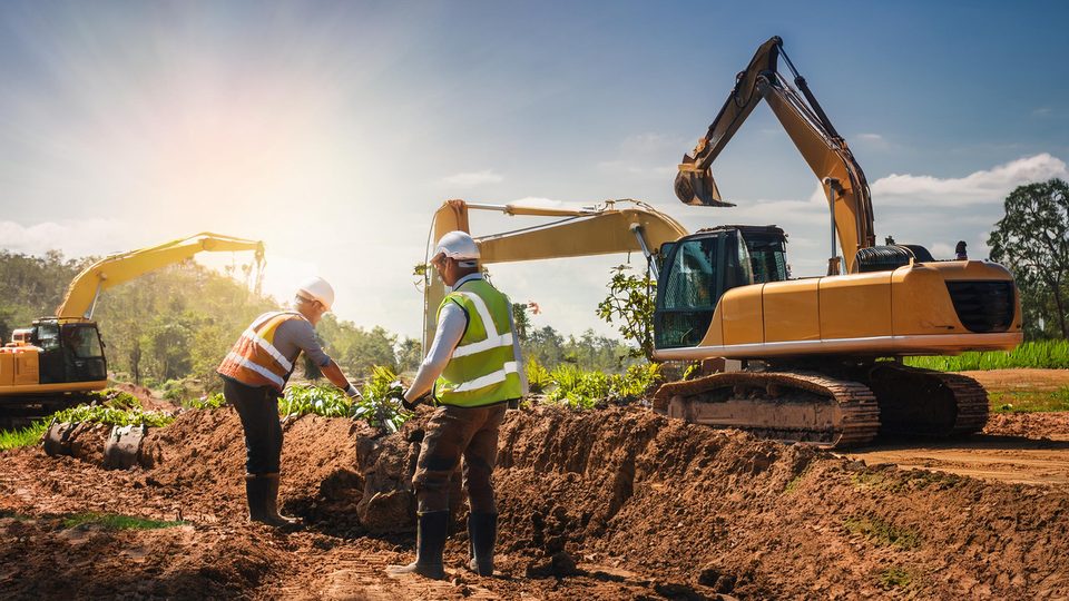 Bagger beim Aushub auf der Baustelle