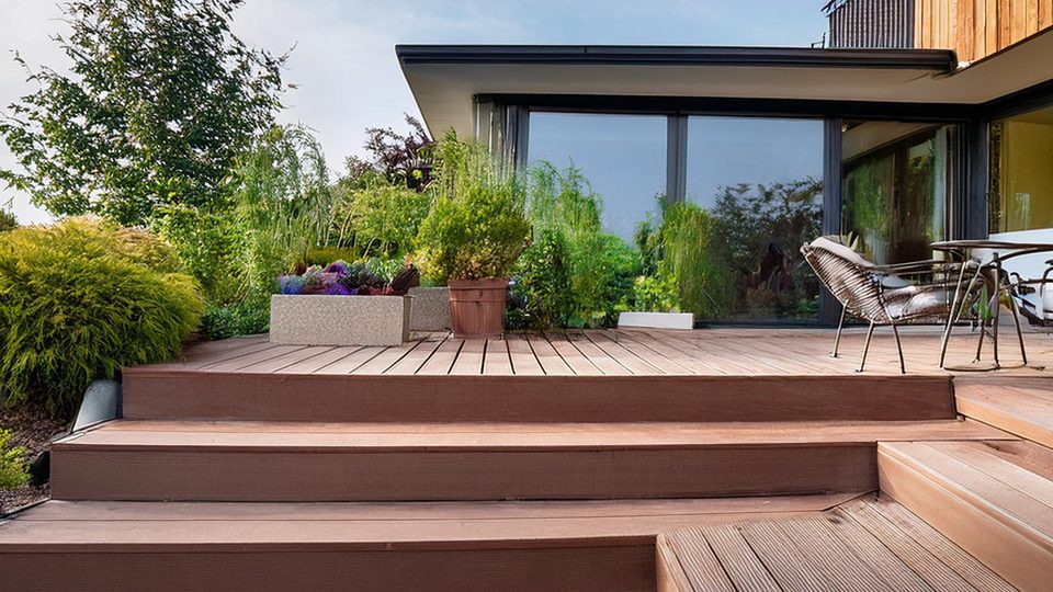 Angelegte Terrasse mit Sitzbereich