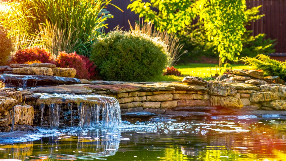 Angelegter Wassergarten mit Bachlauf
